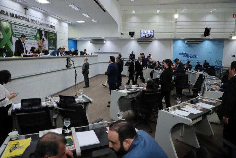 Salário fermentado chega a 200 mil no Judiciário; Câmara vai de efeito cascata