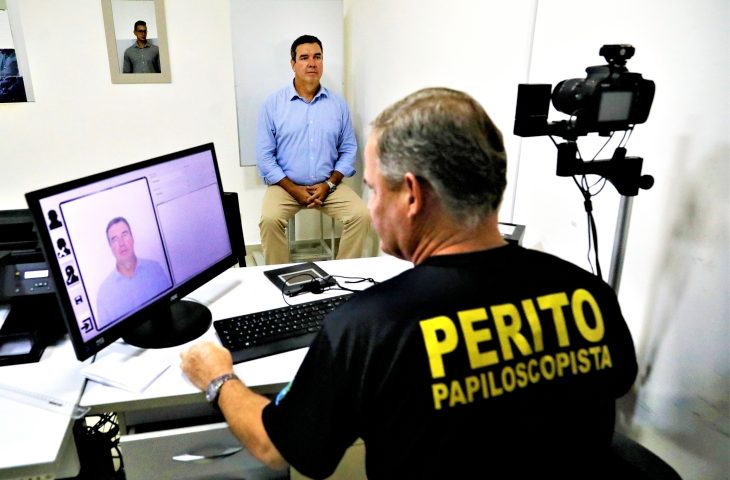 Governador vai a posto de identificação para obter o novo RG