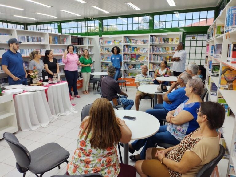 Biblioteca não é só coleção de livros. Tem música, filme, internet e tecnologia