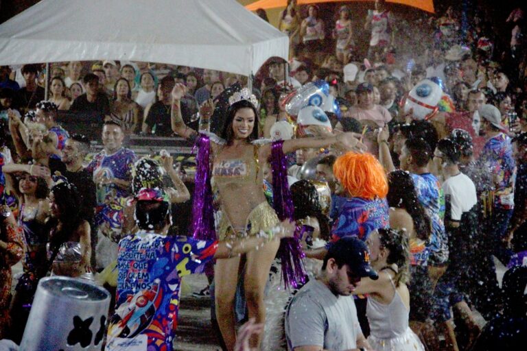 Blocos animam o Porto Folia numa noite de disputa e muita alegria 