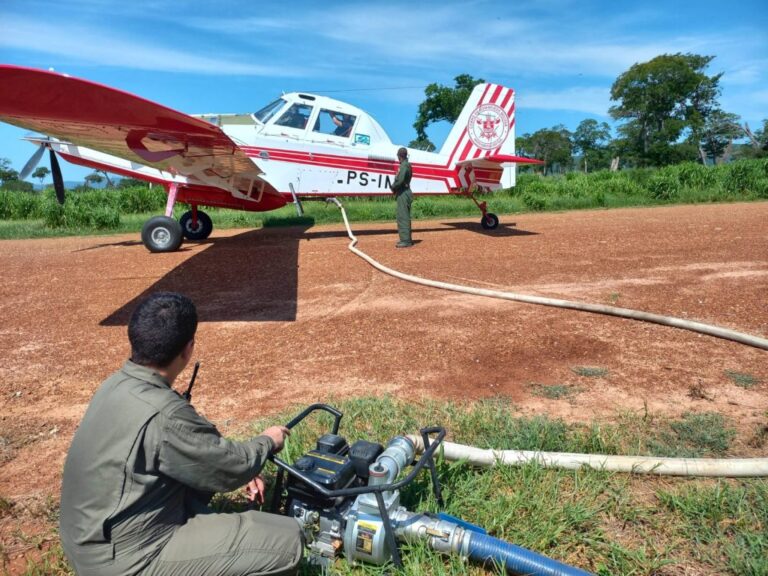 Saiba como os bombeiros combatem fogo no Pantanal com avião-tanque