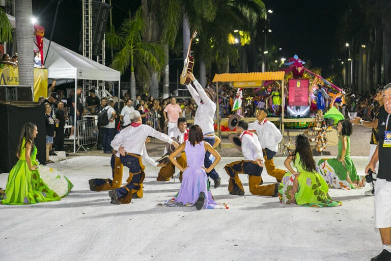 Homenagens e exaltação a São João marcam 1ª noite de desfiles de escolas em Corumbá