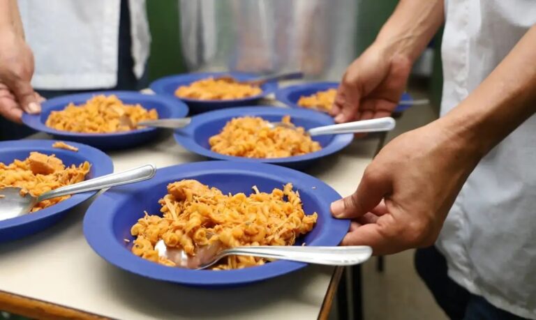 Em 2 anos, 13 milhões de brasileiros deixam de passar fome, diz estudo