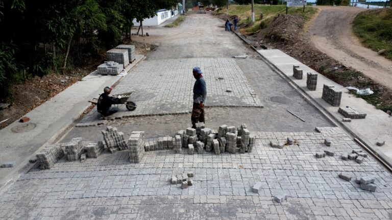 Pavimentação integra projeto de reurbanização da orla em Murtinho