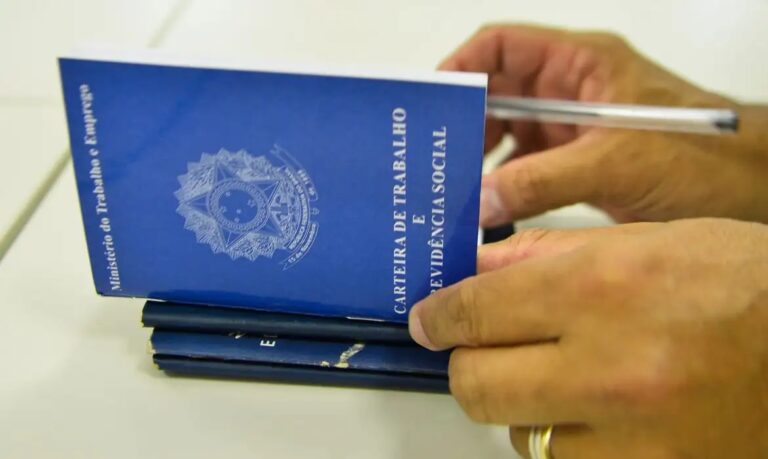 Empregos com carteira assinada aumentam 0,7% no trimestre