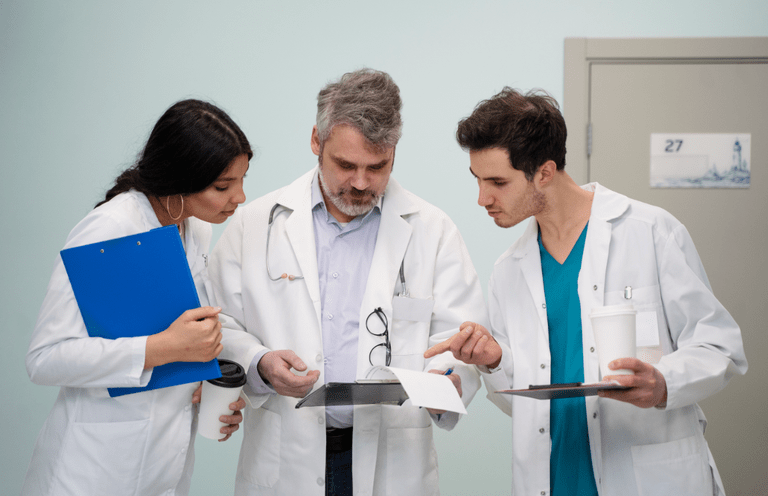MEC notifica universidades que ofertam curso de Medicina sem autorização