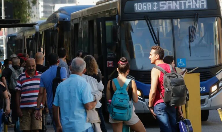 Setor de serviços recua 0,9% após três meses de alta