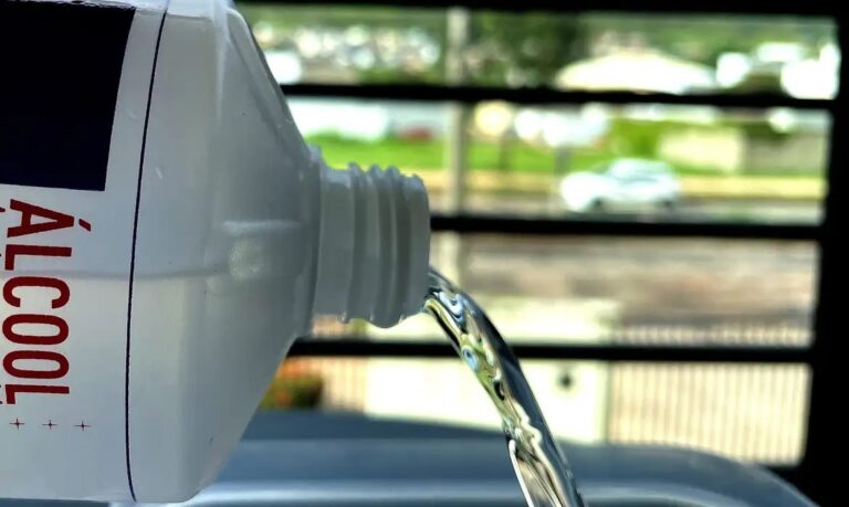 Venda de álcool líquido volta a ser proibida em farmácias e supermercados