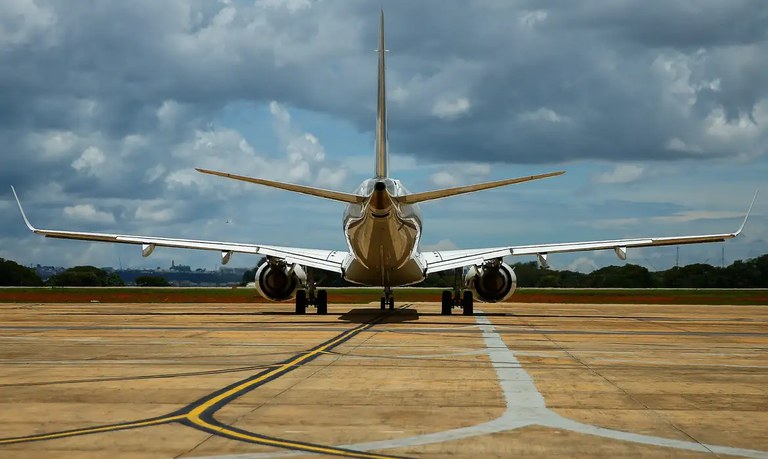 Mercado de transporte aéreo fecha 2023 em trajetória de crescimento