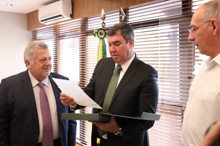 Riedel alinha com a Caixa projetos habitacionais e de saneamento