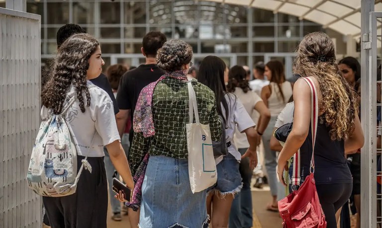 Período para pedir isenção da taxa do Enem 2024 começa dia 15