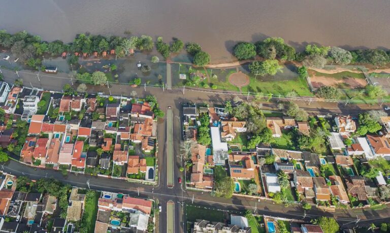 Nova cheia deve aumentar área de alagamento em Porto Alegre