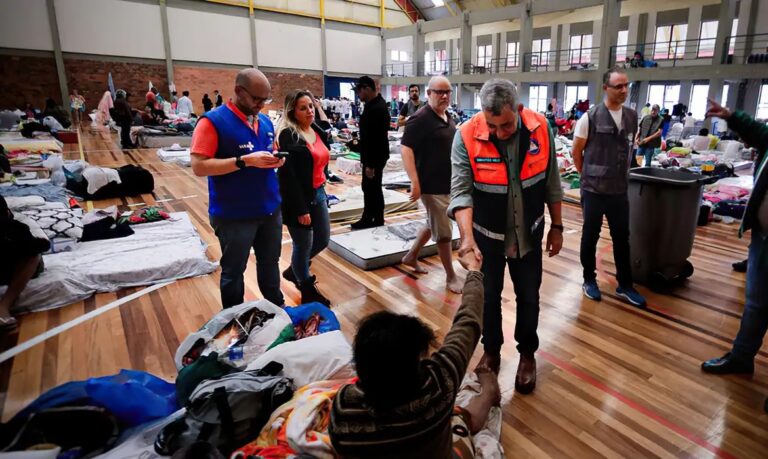 Quase 70 mil pessoas estão em abrigos devido às fortes chuvas no RS