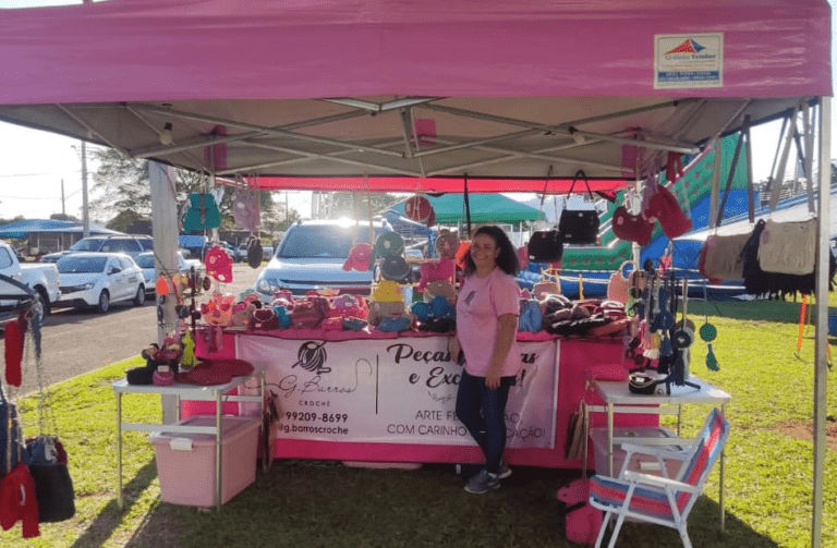 Com tenda rosa choque, crocheteira atrai a freguesia