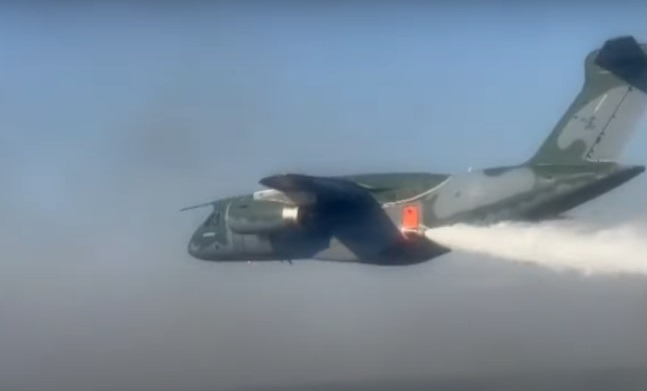 Jato KC-390 da FAB joga água em focos de incêndio no Pantanal