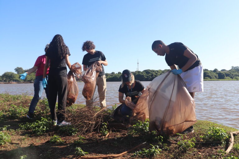 Professores, estudantes e voluntários limpam o Lago do Amor