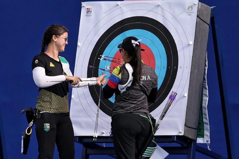 Ana Luiza Caetano bate recorde pessoal e se classifica no tiro com arco