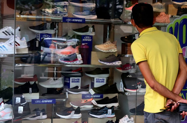 Vendas no comércio caem 0,4% de outubro para novembro, diz IBGE