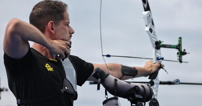 Marcus Vinícius D’Almeida garante classificação do Brasil nas duplas mistas no tiro com arco