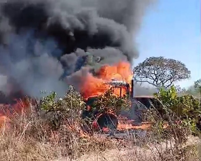 Fogo provocado por explosão queima há quatro dias no Pantanal
