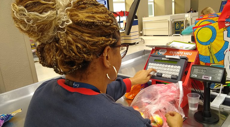 Ocupação no mercado de trabalho cresce mais e tem melhor trimestre desde 2014