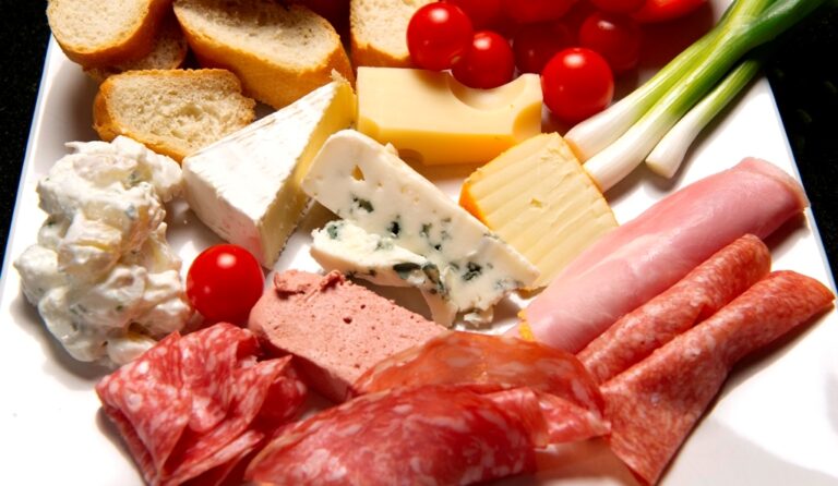 Sob pressão, Câmara aprova inclusão de carnes e queijos na cesta básica