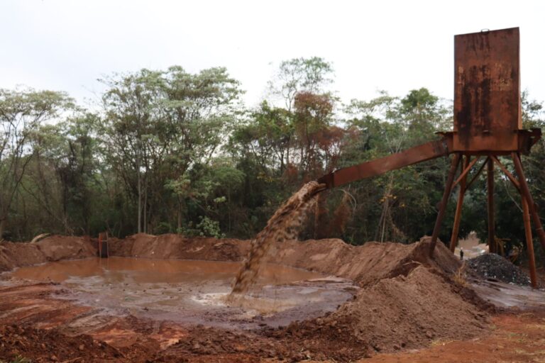 Pq das Nações Indígenas: 1.400 caminhões de areia entopem lago de contenção