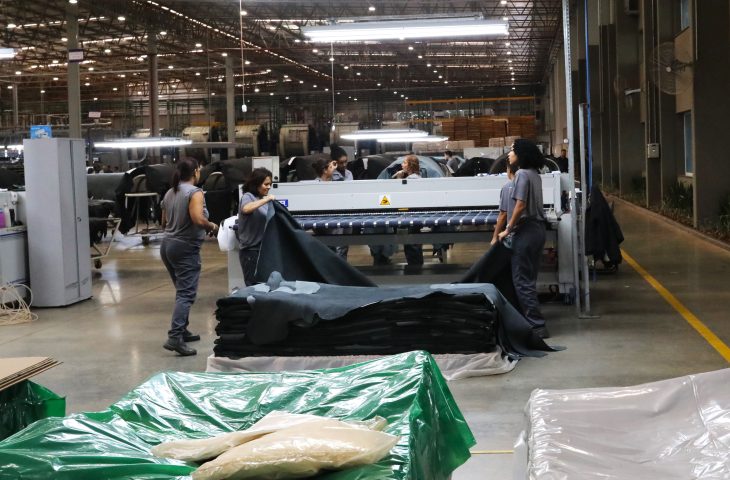 Indústria cresce 3,4% e se reposiciona na economia, segundo o IBGE