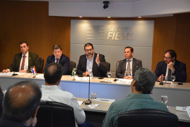 Ministro do Paraguai apresenta oportunidades comerciais a empresários