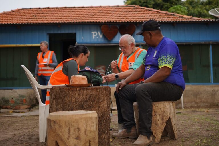 Ribeirinhos recebem ajuda humanitária com reforço de atendimento médico