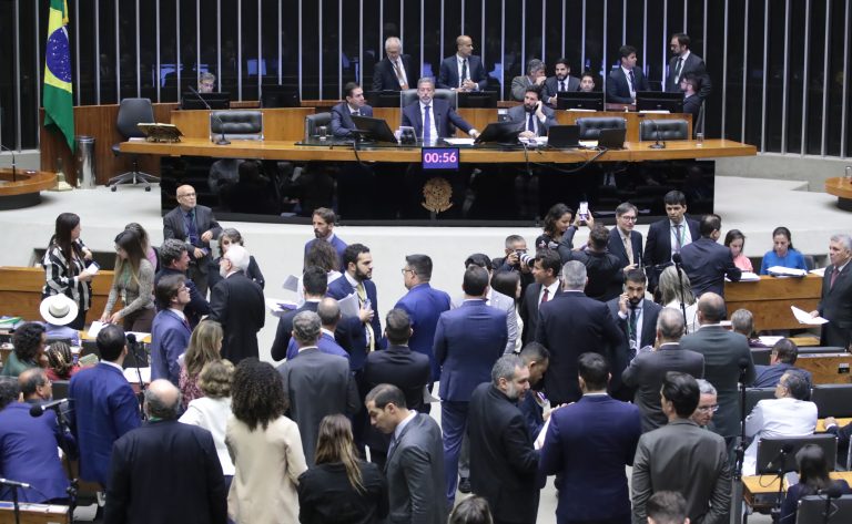 Câmara aprova regras da reforma tributária sem taxação de grandes fortunas