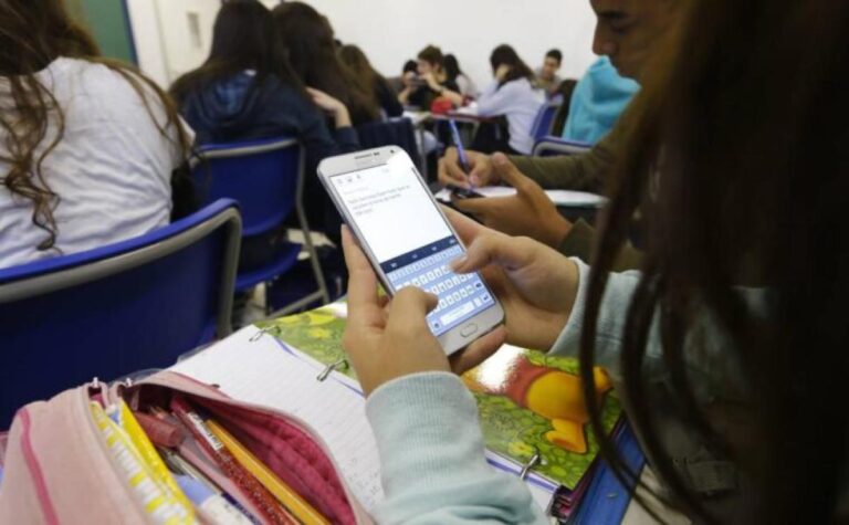 Comissão de Educação aprova projeto que proíbe uso de celular em escolas