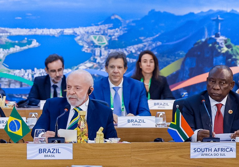 “Escolheu-se salvar bancos, ao invés de se ajudar pessoas”