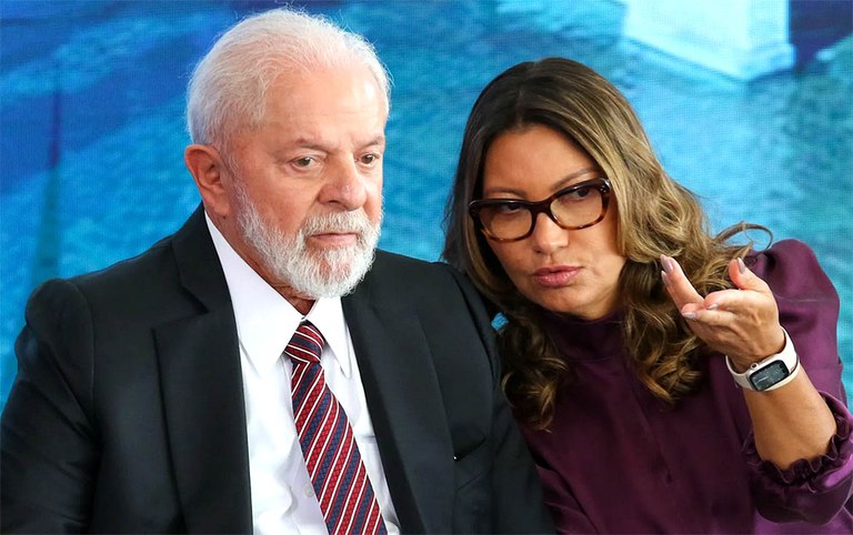 Lula está lúcido e conversando, diz boletim médico