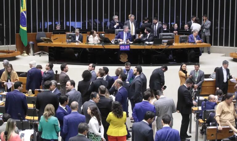 Câmara aprova PEC de corte de gastos do governo