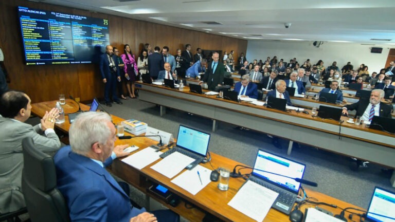CCJ do Senado aprova fim da reeleição para presidente, governadores e prefeitos