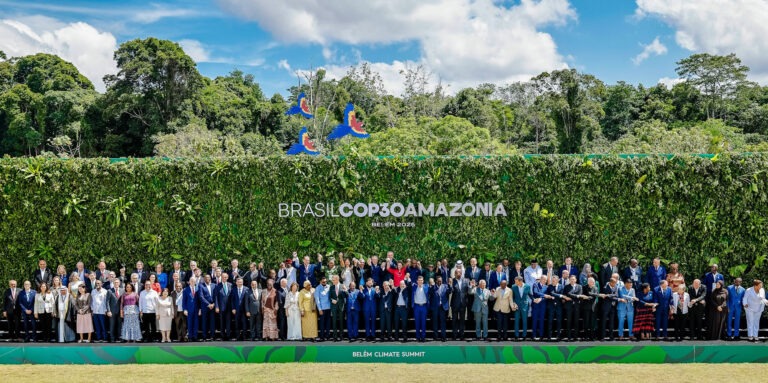 COP entrega pouco, mantém ameaça de colapso climático e colhe críticas